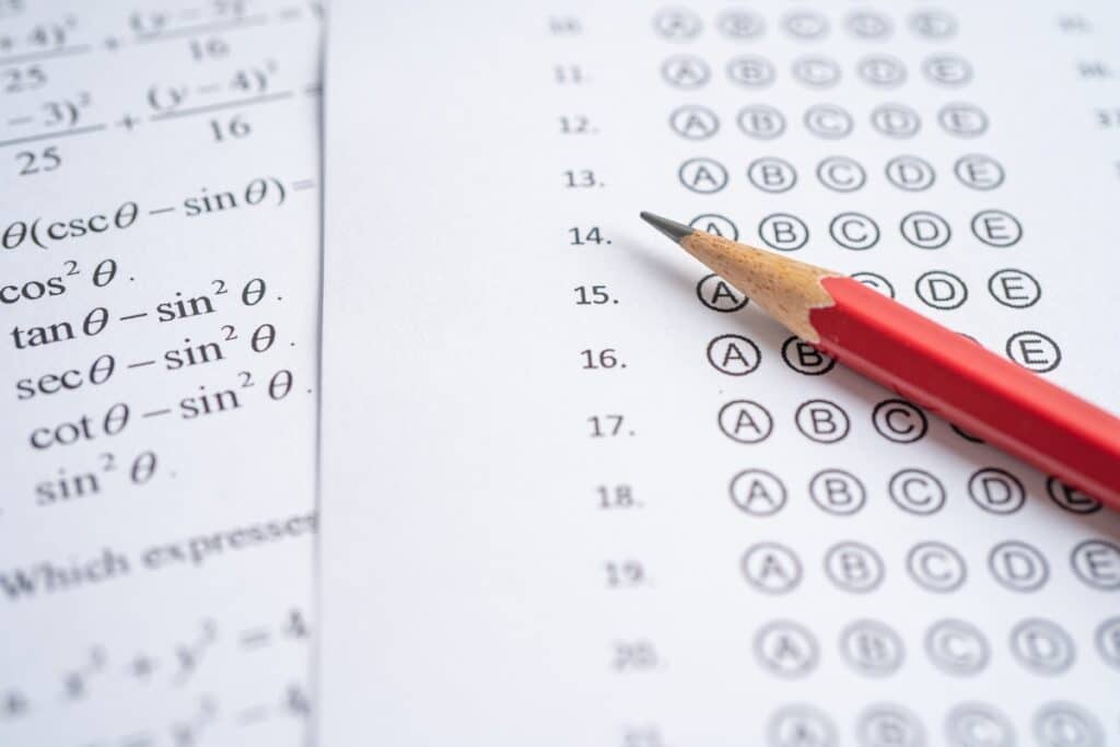 Cómo usar pinganillo en un examen, funcionamiento, tipos y detección de dispositivos